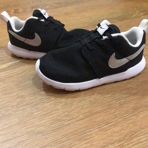 Toddler black & white Nike Roshe size 8C